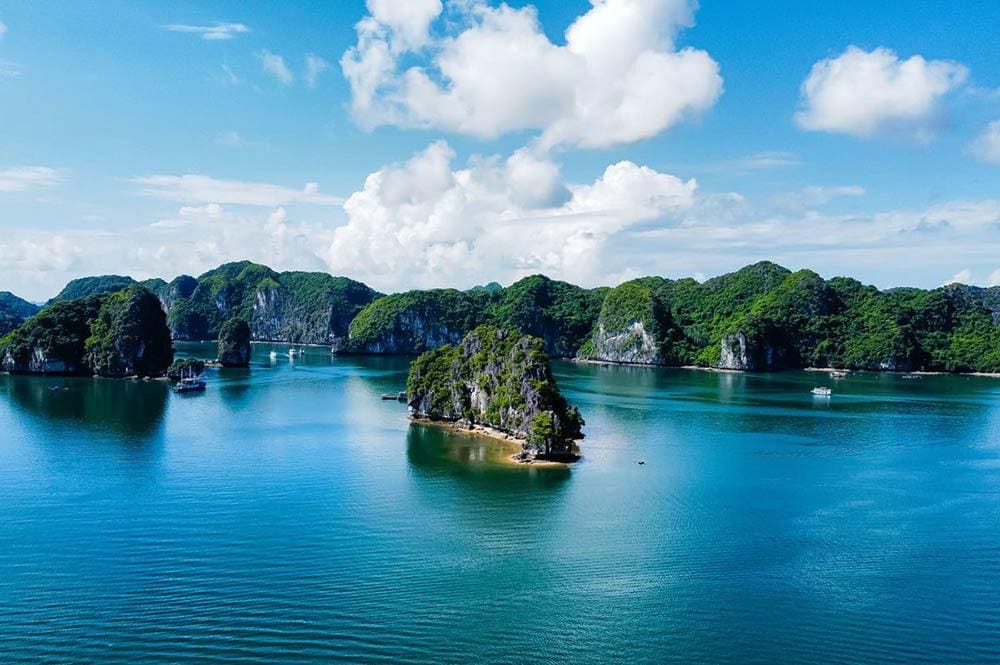 Vịnh Lan Hạ với hàng trăm hòn đảo nhỏ cùng làn nước trong xanh